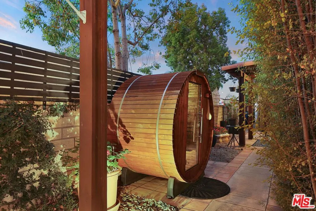 Thousand Oaks, California 91320, United States, 4 Bedrooms Bedrooms, ,3 BathroomsBathrooms,Residential,Active,210739