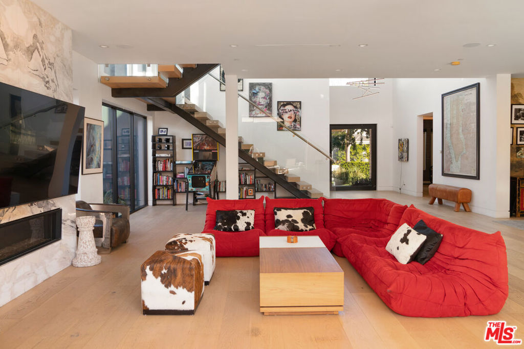 2819 S Canfield Avenue