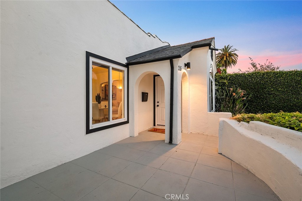2115 S Redondo