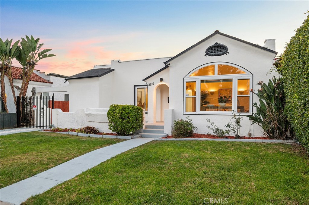 2115 S Redondo