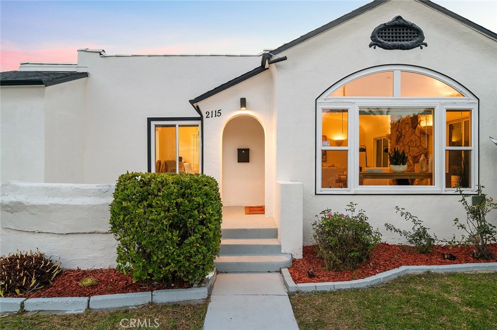 2115 S Redondo