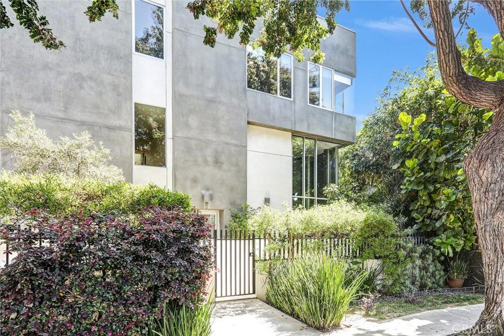 Photo of 1120 N El Centro Ave #5, Los Angeles, CA 90038 (MLS # SR26062671)