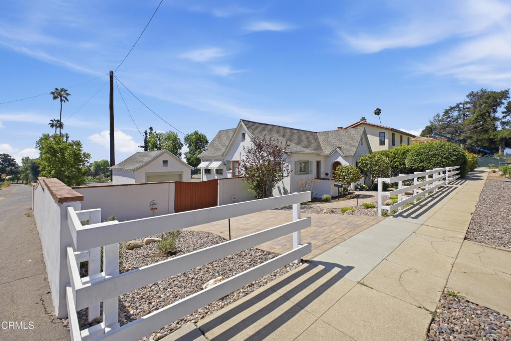 1124 E Mariposa Street