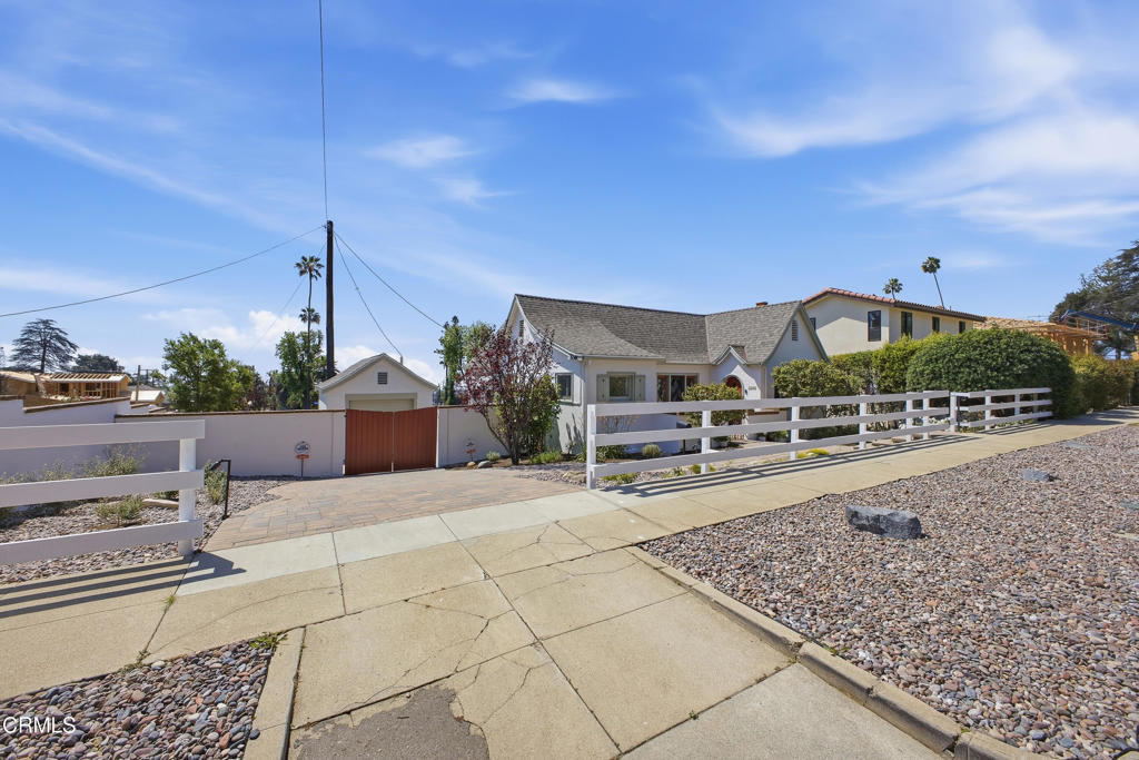 1124 E Mariposa Street