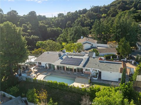 Photo of 16015 Jeanne Ln, Encino, CA 91436 (MLS # SR26085302)