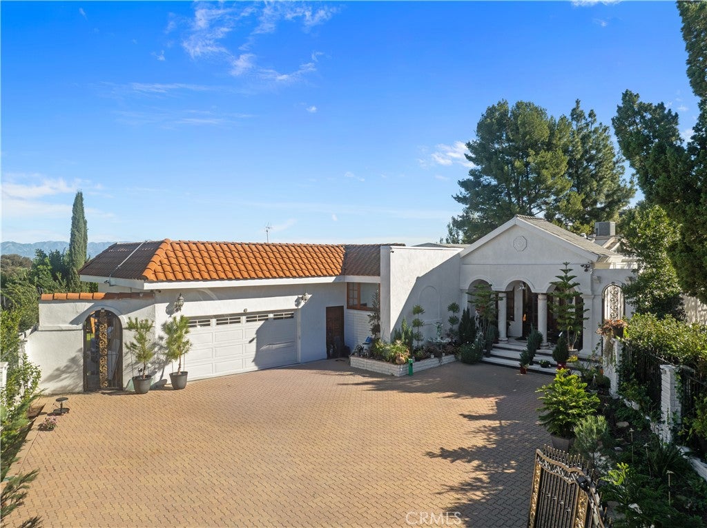 Photo of 16015 Jeanne Ln, Encino, CA 91436 (MLS # SR26085302)