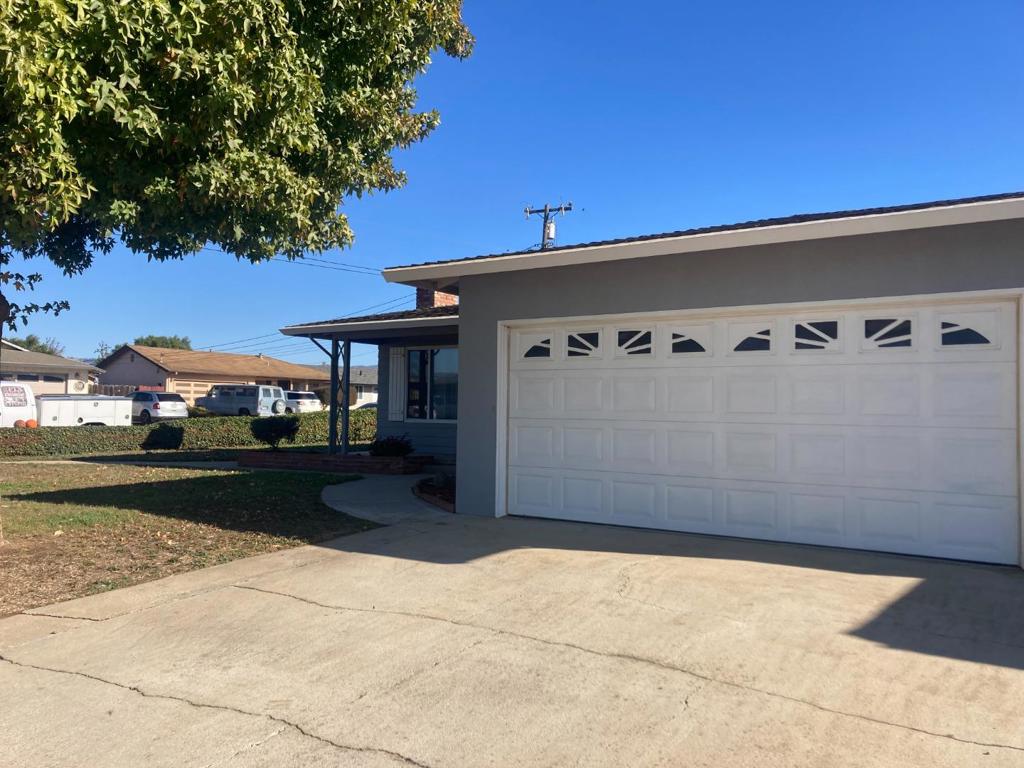 The home is within walking distance of parks, schools, and grocery stores. The property features 3 bedrooms, and 1.5 bathrooms, great interior flow from the living room entry to the kitchen, and dining room. Esta casa esta en la perfecta area, pueden caminar a la escula secundaria, a el parque, o ir al supermicado Santa Fe Foods.