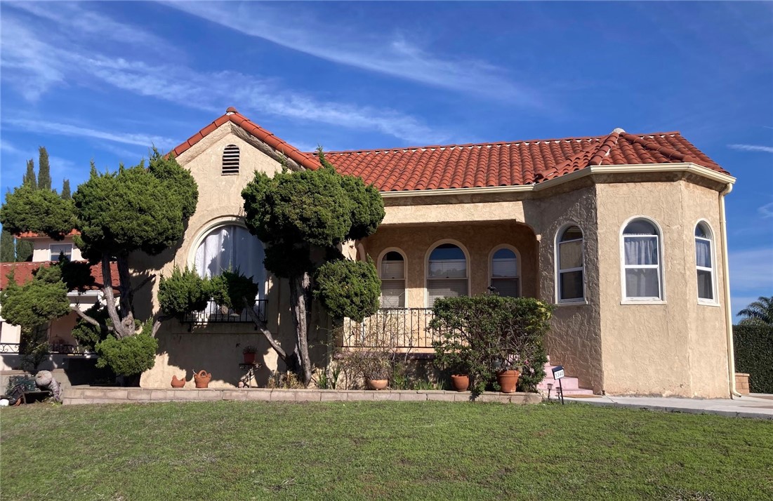 OPEN HOUSE/SHOWINGS: SUNDAY, 8/3, 1-4pm
Welcome to this charming 3-bedroom, 2-bathroom home located in the desirable Vista Del Oro neighborhood of San Pedro. This well-maintained residence offers a bright floor plan with a combination of hardwood and tile flooring, a kitchen features granite countertops, and stunning arched windows. The bedrooms are spacious with closet space. The home features characteristic bathrooms. Enjoy a private spacious backyard perfect for relaxing or entertaining, along with a detached garage and washer/dryer hookups. Located on a quiet street just minutes from Averill Park, local shops, restaurants, and the waterfront.