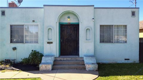 Photo of 920 S Flower St, Santa Ana, CA 92703 (MLS # DW26085581)