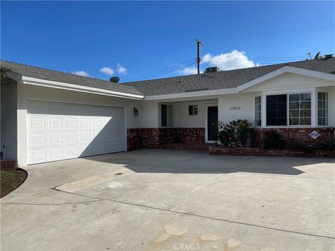 Photo of 23832 Calvert Street, Woodland Hills, CA 91367 (MLS # SR25200277)