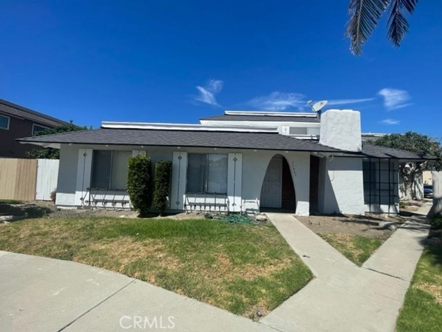 OCEAN BREEZE ALL DAY LONG: REMODELED 1 BEDROOM/ 1 BATH APARTMENT.  UPSTAIRS UNIT. INCLUDES 1 CAR DETACHED GARAGE. ON QUIET CUL-DE-SAC. NEW KITCHEN APPLIANCES, NEW BATHROOM, CEILING FANS THROUGHOUT.  LARGE BEDROOM, NEW LAMINATE FLOORS THROUGHOUT, NO CARPETING, KITCHEN COMPLETELY REMODELED WITH QUARTZ COUNTERS AND EAT IN BAR.  LOTS OF STORAGE, EXCELLENT LOCATION, COMMUNITY PARK/ ELEMENTARY SCHOOL NEARBY, CLOSE TO FREEWAYS, SHOPS AND RESTAURANTS AND APPROXIMATELY 15 MINUTES TO BEACH. NEW FRIDGE INCLUDED, NO INTERIOR STEPS, SCREEN DOOR, COMMUNITY LAUNDRY DOWNSTAIRS, ONE GARAGE SPACE AND ONE ASSIGNED EXTERIOR SPOT. THIS  UNIT IS IN A 4-PLX, ACCESS TO UNIT IS FROM THE NORTH SIDE OF THE BUILDING.  STREET PARKING IS AVAILABLE TOO.
