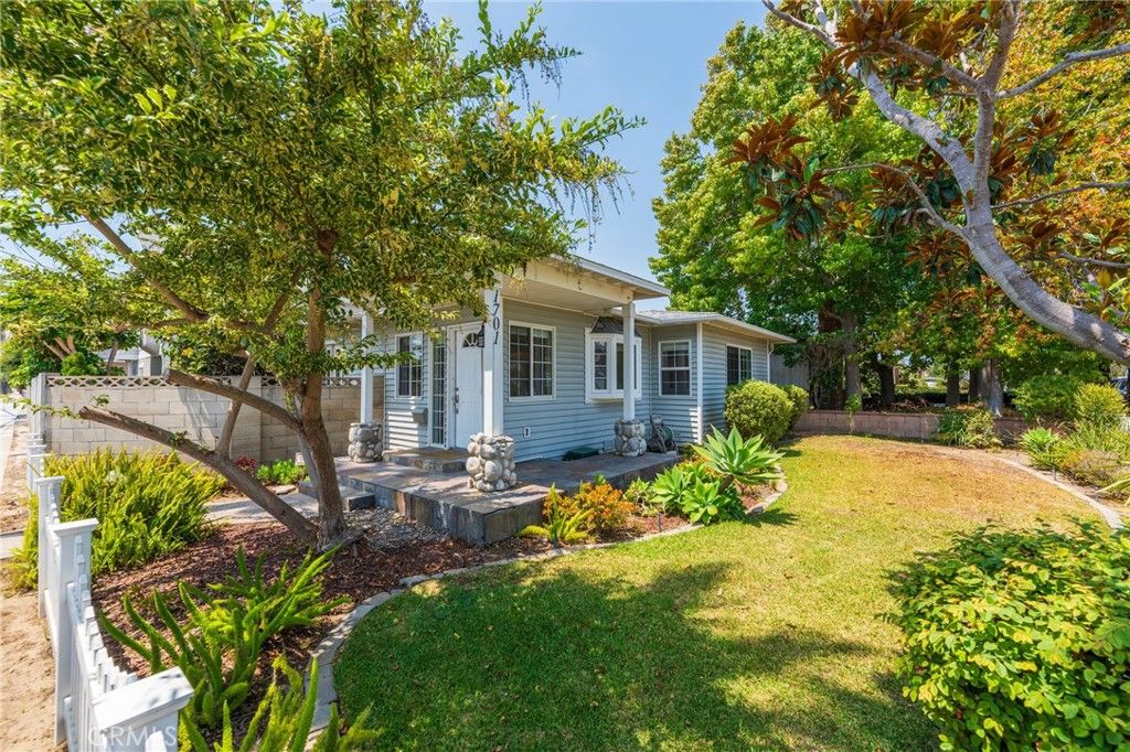 Photo of 1701 Lake Street, Huntington Beach, CA 92648 (MLS # OC25181500)