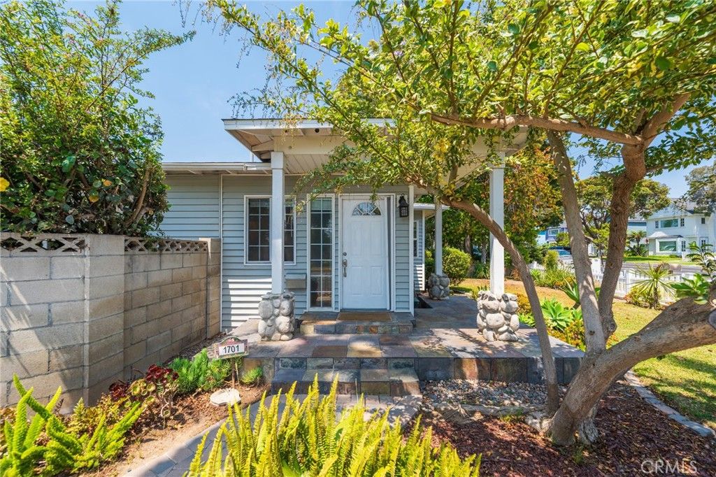 Photo of 1701 Lake Street, Huntington Beach, CA 92648 (MLS # OC25181500)