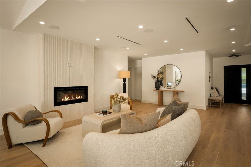 Photo of 5444 Morella Ave Ave, Valley Village, CA 91607 (MLS # SR25238973)