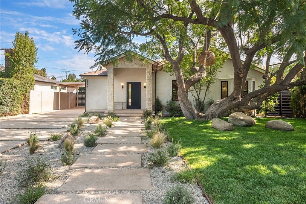 Photo of 5444 Morella Ave Ave, Valley Village, CA 91607 (MLS # SR25238973)