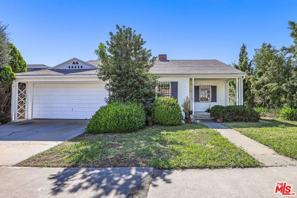 Photo of 2035 Castle Heights Avenue, Los Angeles, CA 90034 (MLS # 26674129)