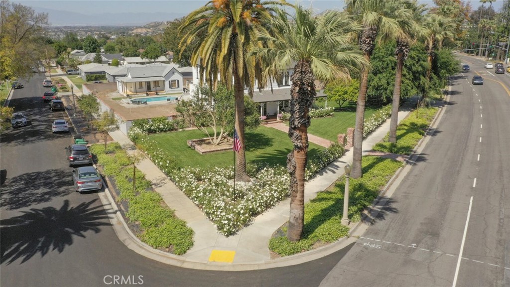 1052 E Grand Boulevard