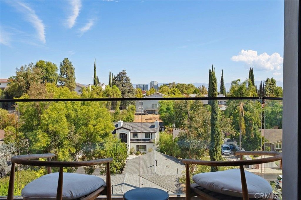 Photo of 22268 Avenue San Luis, Woodland Hills, CA 91364 (MLS # SR25224439)