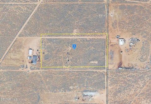 Photo of 13200 Venada Road, Lucerne Valley, CA 92356 (MLS # 226000399)
