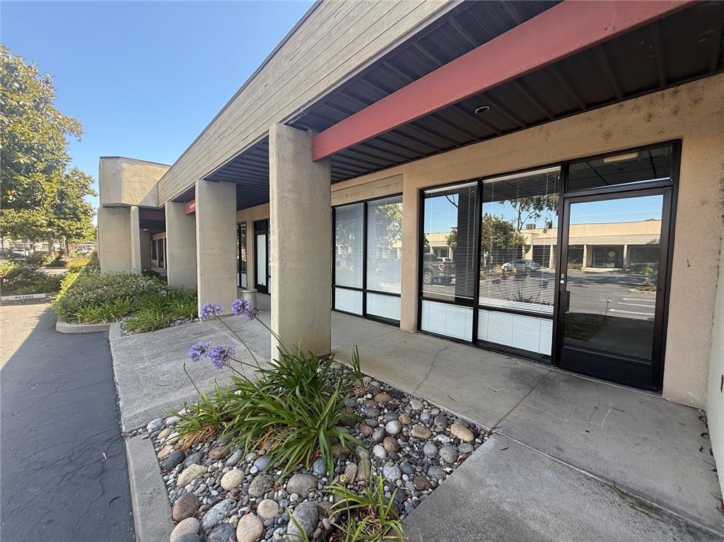 Two configurations available, from 2,000 to 3,500 SF, consisting of reception, private offices, open work areas, kitchenettes, and en-suite restrooms.