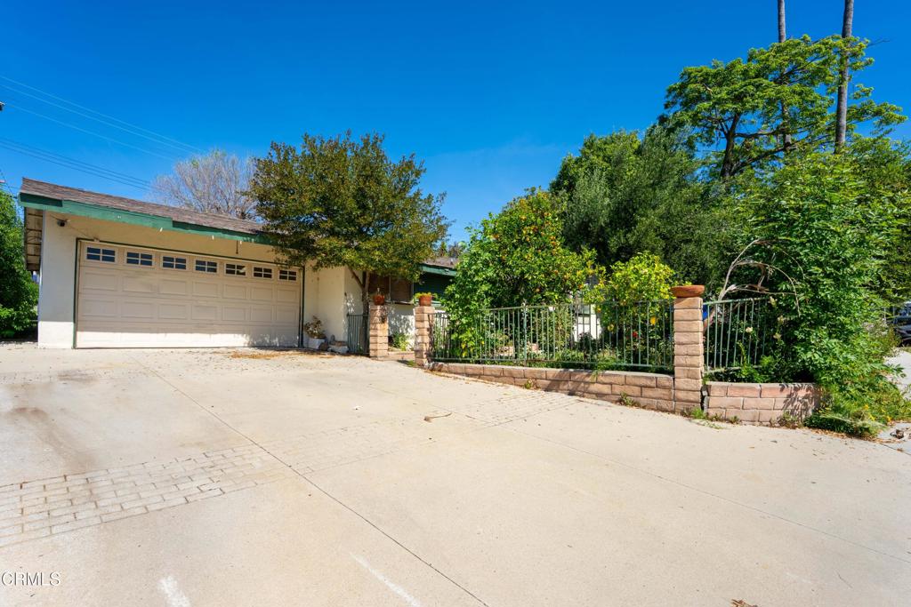 975 E Avenida De Los Arboles