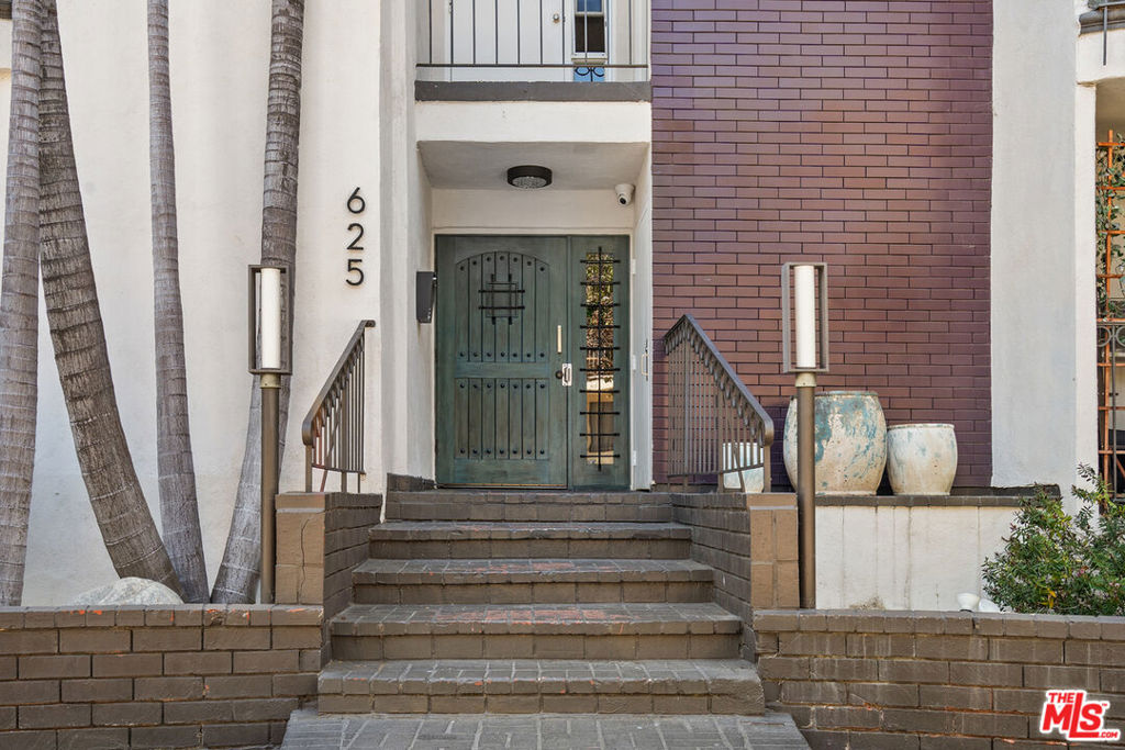 625 N Flores Street 304