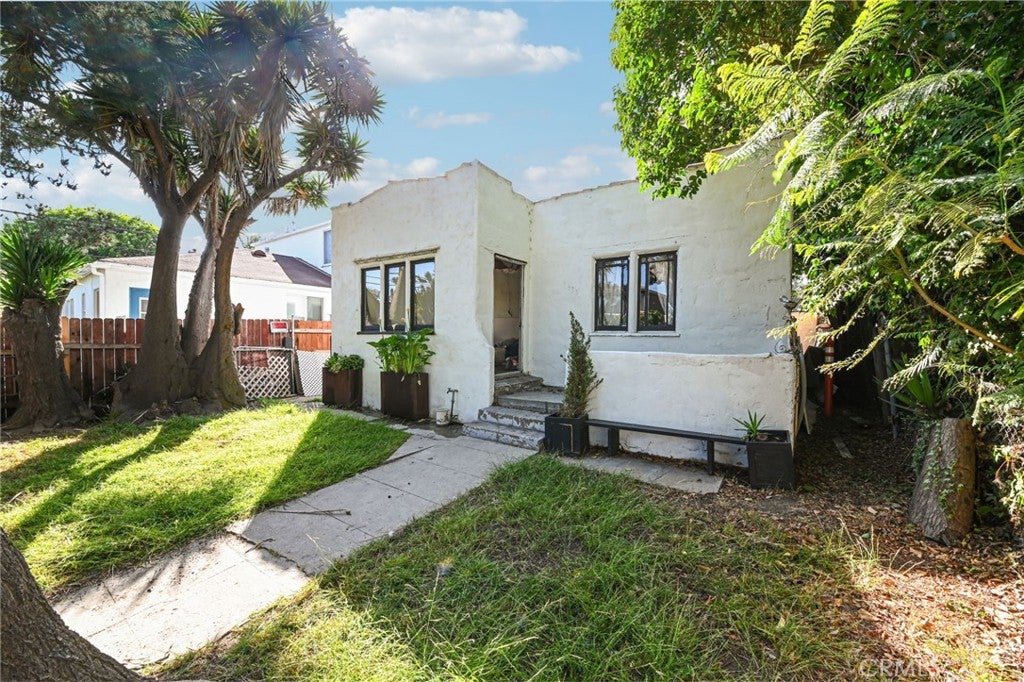 Photo of 633 Navy Street, Santa Monica, CA 90405 (MLS # SB26111691)