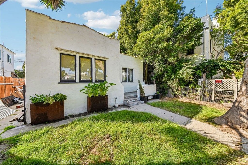 Photo of 633 Navy Street, Santa Monica, CA 90405 (MLS # SB26111691)