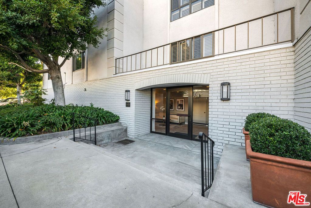 Photo of 647 Wilcox Avenue #3G, Los Angeles, CA 90004 (MLS # 26636853)