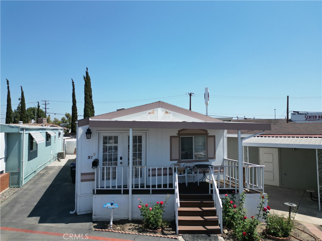 55+ Community This charming 3-bedroom home is ideally located just steps away from the community pool, offering the perfect spot to relax and enjoy sunny days. Nestled in a well-maintained park, this unit offers a spacious layout, natural light, and a cozy living area. Conveniently located near shopping centers, restaurants, schools, and major freeways, you’ll love the blend of comfort and accessibility.