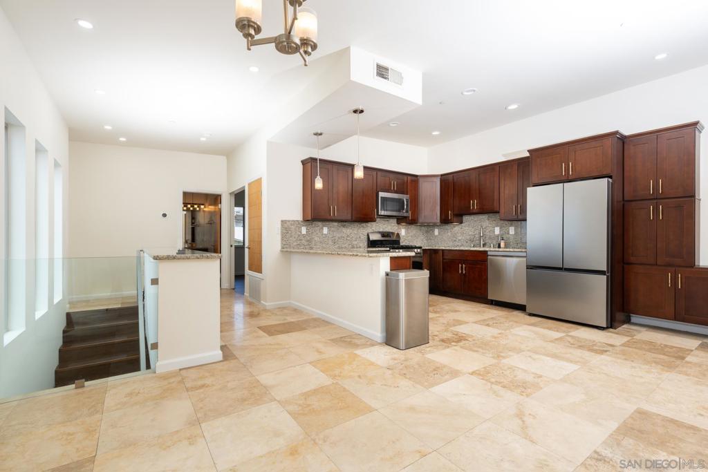 4046 Centre St 6