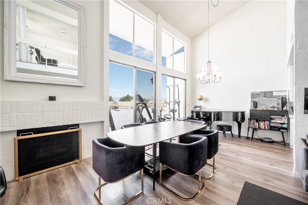 Photo of 5310 Zelzah Ave #312, Encino, CA 91316 (MLS # GD25224894)