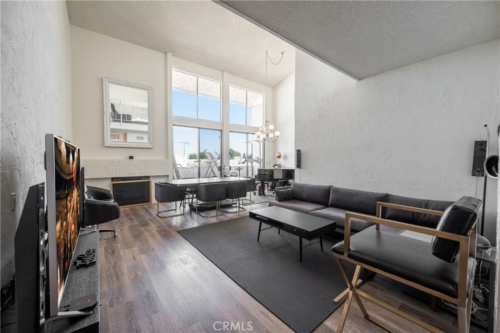 Photo of 5310 Zelzah Ave #312, Encino, CA 91316 (MLS # GD25224894)