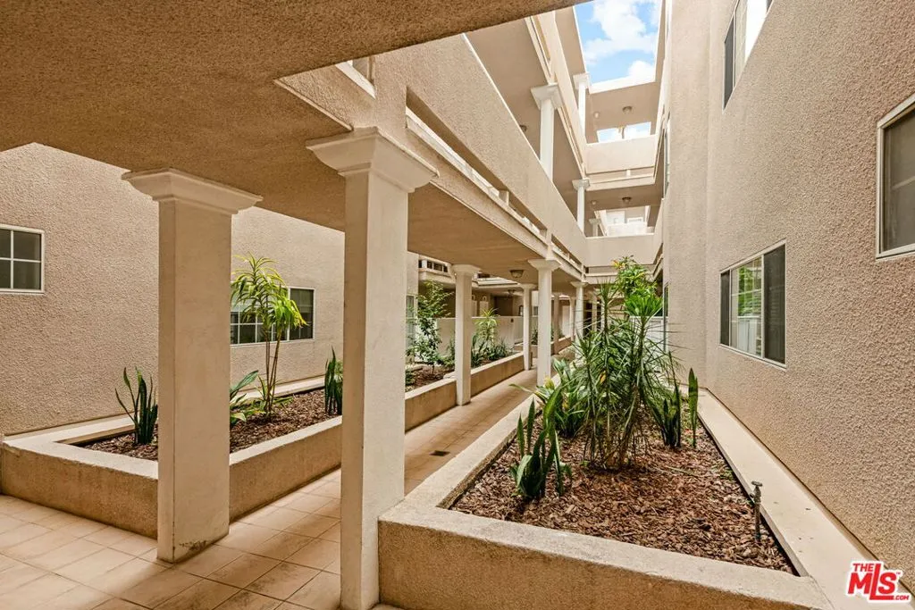 Santa Monica, California 90404, United States, 2 Bedrooms Bedrooms, ,2 BathroomsBathrooms,Residential,Active,156923