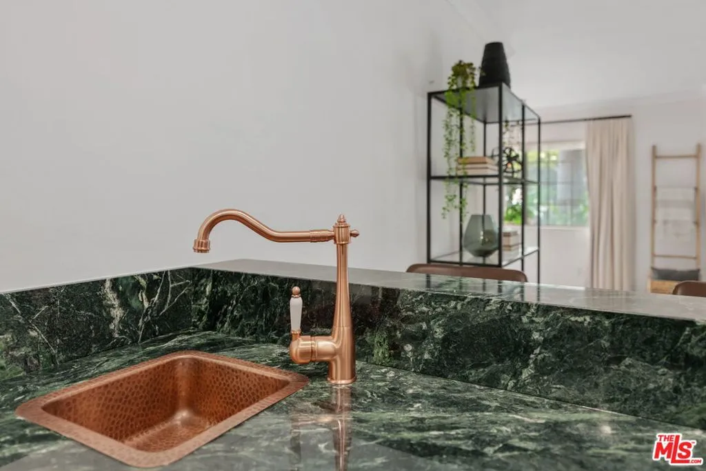 Santa Monica, California 90404, United States, 2 Bedrooms Bedrooms, ,2 BathroomsBathrooms,Residential,Active,156923