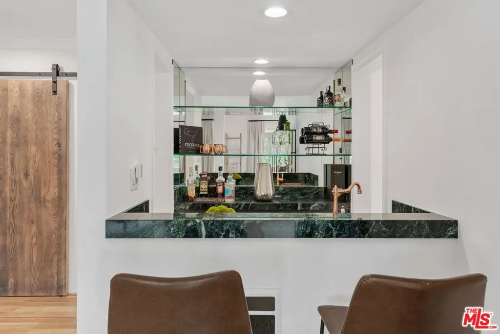 Santa Monica, California 90404, United States, 2 Bedrooms Bedrooms, ,2 BathroomsBathrooms,Residential,Active,156923