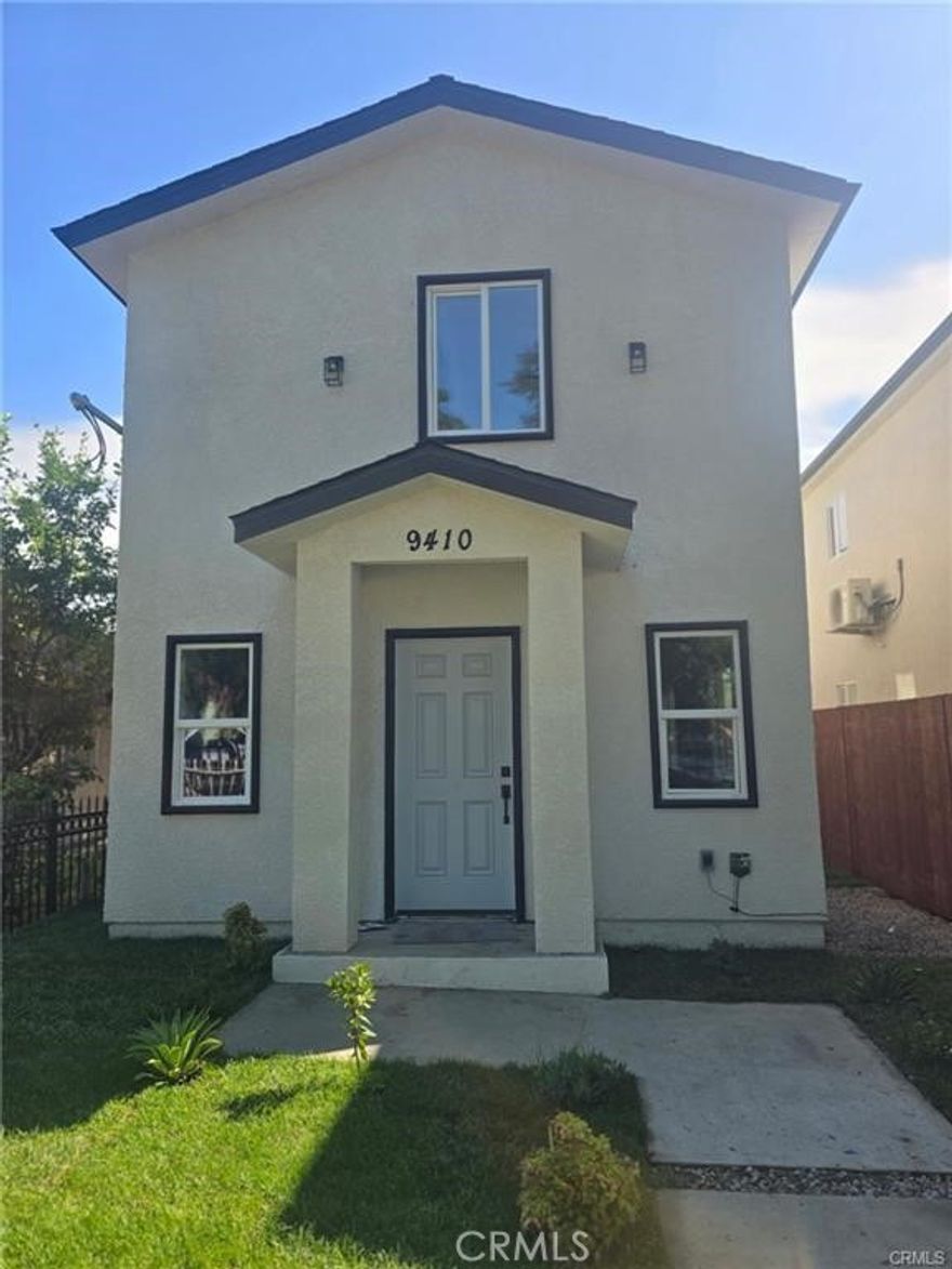 WOW, NEW CONSTRUCTION. 4 BEDROOM 3 BATHROOM, 2 STORY HOME WITH A 2 BEDROOM 2 BATHROOM ADU IN THE REAR. THIS HOME BOASTS LAMINATE FLOORING, DOUBLE PANE WINDOWS, RECESSED LIGHTING, CEILING FANS IN BEDROOMS, BEAUTIFUL MODERN KITCHEN WITH QUARTZ COUNTERTOPS AND STAINLESS STEEL APPLIANCES. ONE BEDROOM AND ONE BATHROOM IN THE FIRST FLOOR AND 3 BEDROOMS AND 2 BATHROOMS IN THE SECOND FLOOR. NEW CARPET IN THE BEDROOMS, TILED FLOORS AND WALLS IN THE BATHROOMS, 2 MINI A/C SPLITS (ONE IN EACH FLOOR). BOTH THE MAIN HOUSE AND THE ADU HAVE LAUNDRY CONNECTIONS INSIDE. MINUTES AWAY FROM 110 AND 105 FREEWAY. CLOSE TO SOFI STADIUM. THIS IS A MUST SEE.