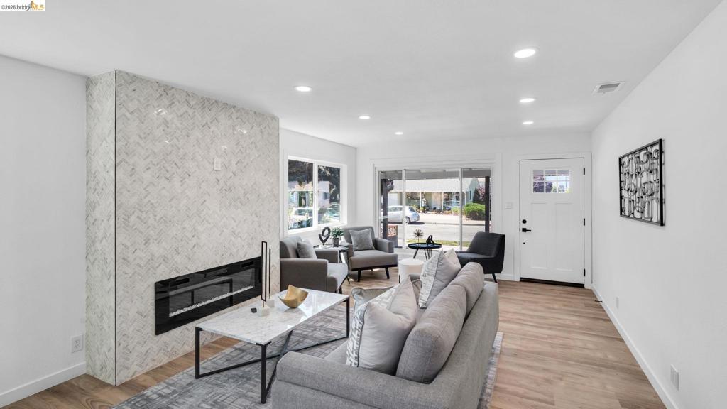 3672 Del Monte Way