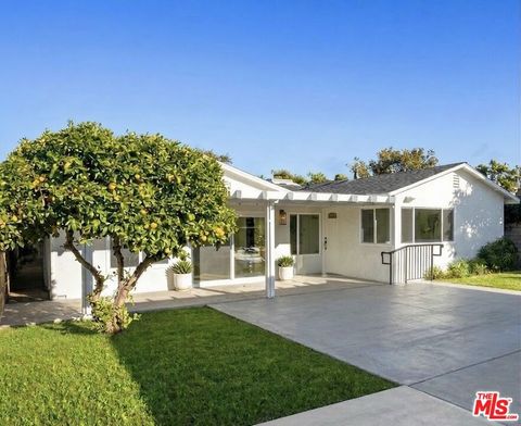 Photo of 914 N Evergreen Street, Burbank, CA 91505 (MLS # 26664047)