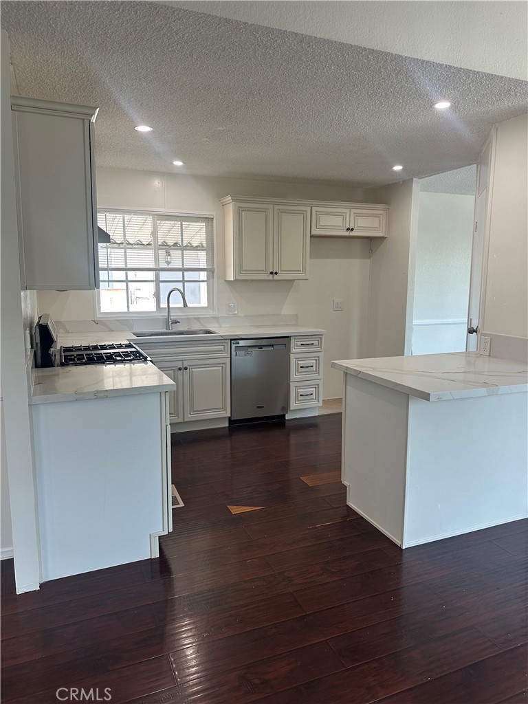 7142 Orangethorpe