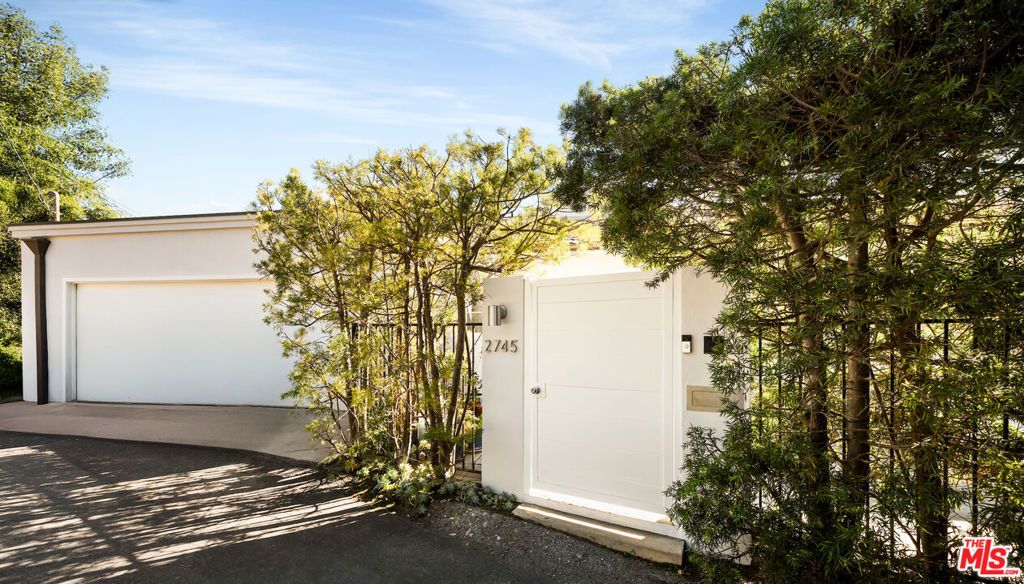 Photo of 2745 La Cuesta Drive, Los Angeles, CA 90046 (MLS # 25603649)