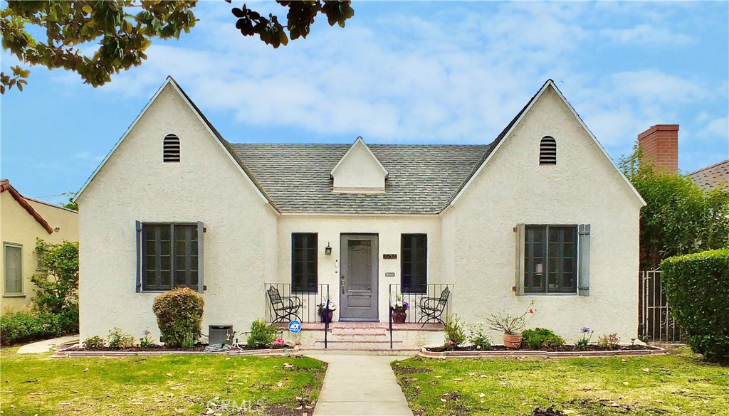 3757 Cerritos Avenue