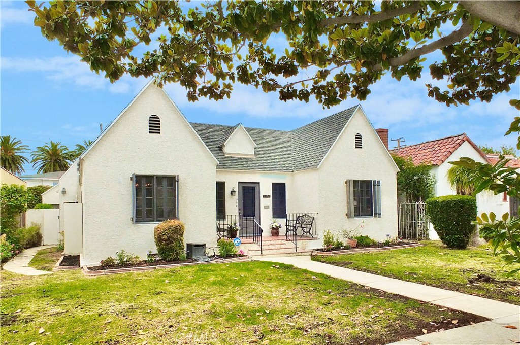 3757 Cerritos Avenue