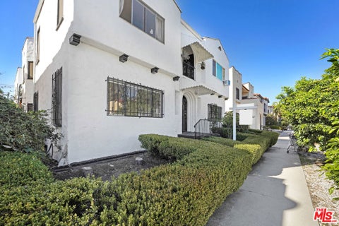 Photo of 337 N Spaulding Avenue, Los Angeles, CA 90036 (MLS # 26104625)