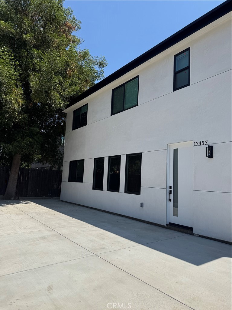 Brand-new two-story house located in the highly desirable Encino Park neighborhood in Encino!
This 4 bedroom, 4 bath home is thoughtfully designed with 3 ensuite bedrooms upstairs and one bedroom and bath downstairs. Other features are central AC & Heating system, hard surface flooring, and recessed lighting throughout. There is plenty of closet space with custom built-in cabinetry inside. The modern kitchen is equipped with all brand-new stainless-steel appliances, including a refrigerator, a pantry and a storage area! There’s an indoor laundry room including a washer and dryer for added convenience. Additional highlights are gated front yard parking, an EV charger, and solar panels for energy efficiency. Just minutes north of Ventura Blvd, with quick access to the 101 and 405 freeways. Located near shops, restaurants, Balboa Park, and Encino Golf Course. Renter’s insurance required.