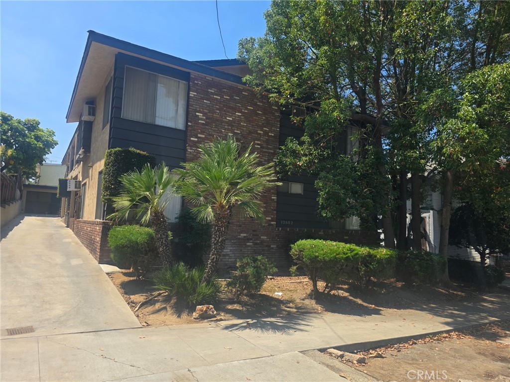 Cute 1 bedroom - 1 Bath apartment end unit. Ideal location, vibrant uptown Whittier. walking distance to Whittier College plus less than 5 minutes away from the many restaurants, bars/brewery, shops on Greenleaf Ave. For those that enjoy hiking- Turnbull Canyon is also only a few minutes drive away. The apartments features , laminate flooring throughout, except for kitchen & bathroom which has tile. Kitchen is equipped with a range oven, wall A/C and ceiling fan to keep cool on warm summer days.