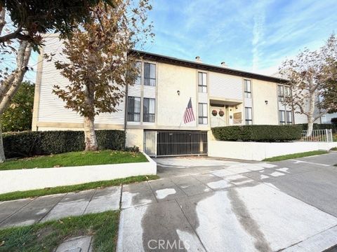 Photo of 2625 N Lincoln St, Burbank, CA 91504 (MLS # SR25278626)