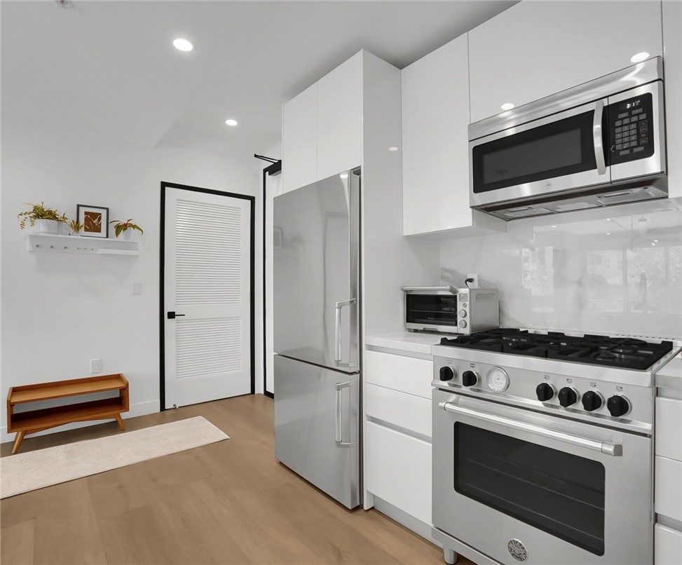957 Figueroa Terrace 103