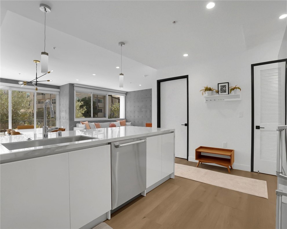 957 Figueroa Terrace 103