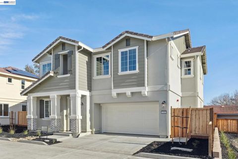Photo of 1301 Sunningdale Lane Ln, Fairfield, CA 94533 (MLS # 41124098)